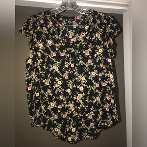 Vneck top with cap sleeve, Size Medium.